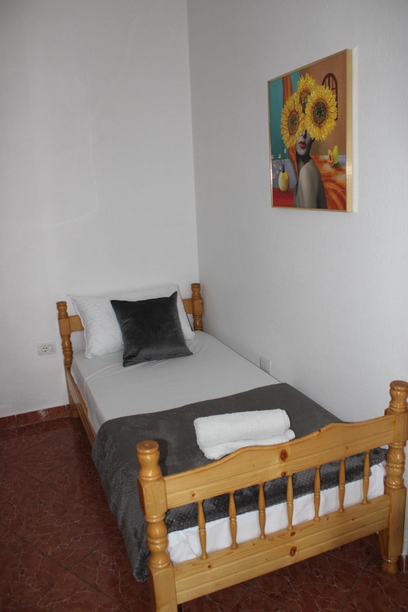 Crew Hostel Tirana Buitenkant foto